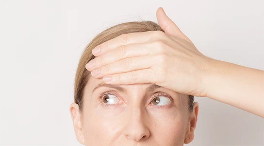 Ira Ganas hält die Hand an die Stirn und schaut nach links