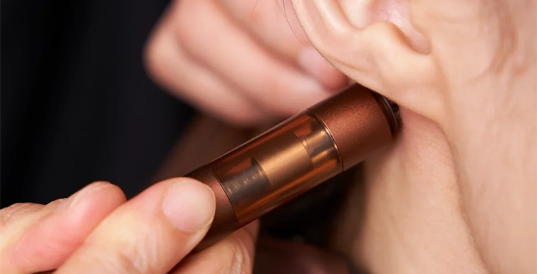 FacePointer bei der Anwendung hinter dem Ohr