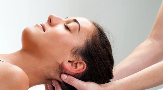 Cranio Sakral Therapie an einer jungen Frau