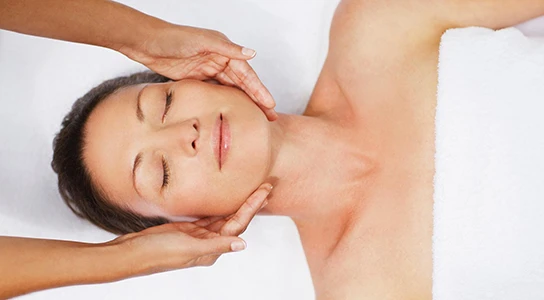 Gesichtsmassage an einer Frau